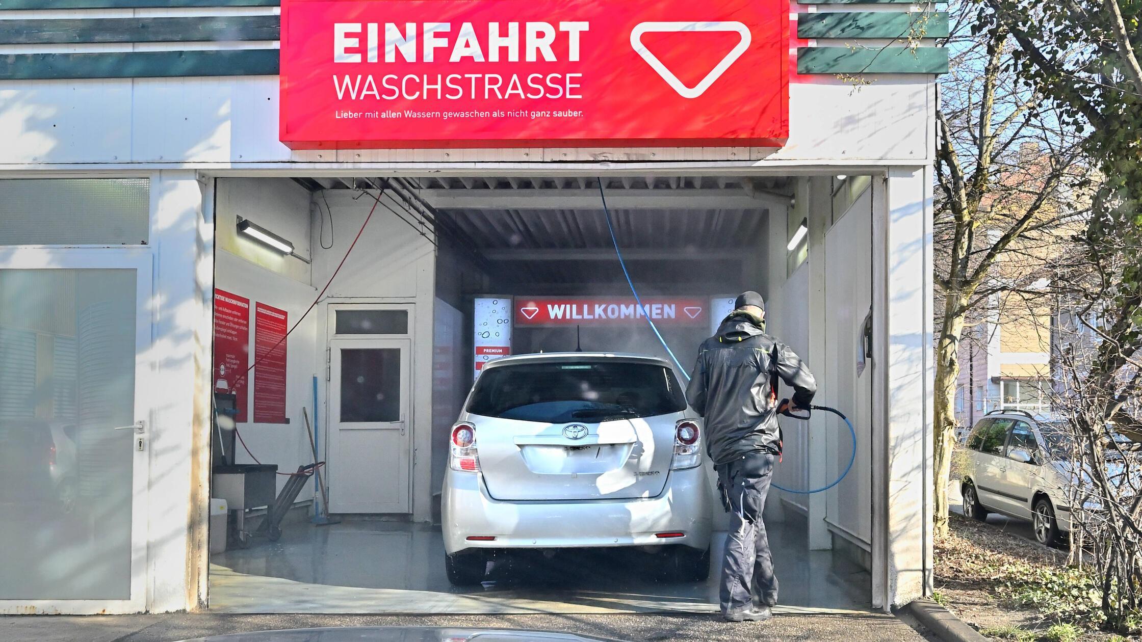 Der Frühjahrsputz für das geliebte Auto. Das Auto 