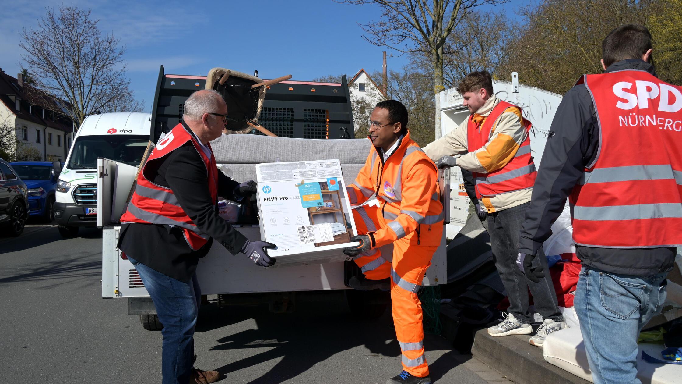 Nasser Ahmed bei Sperrmüll-Aktion