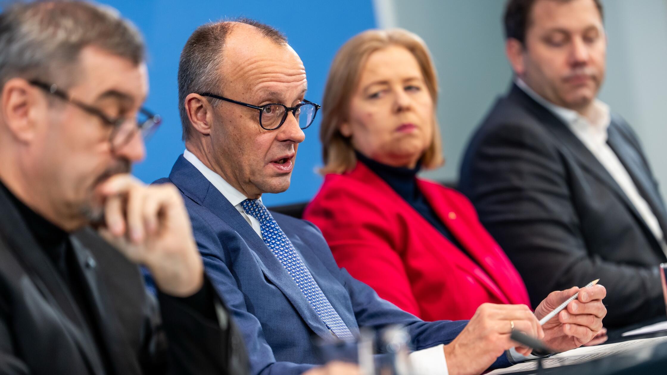 Bundeskanzler Friedrich Merz (2.v.l., CDU), Lars K