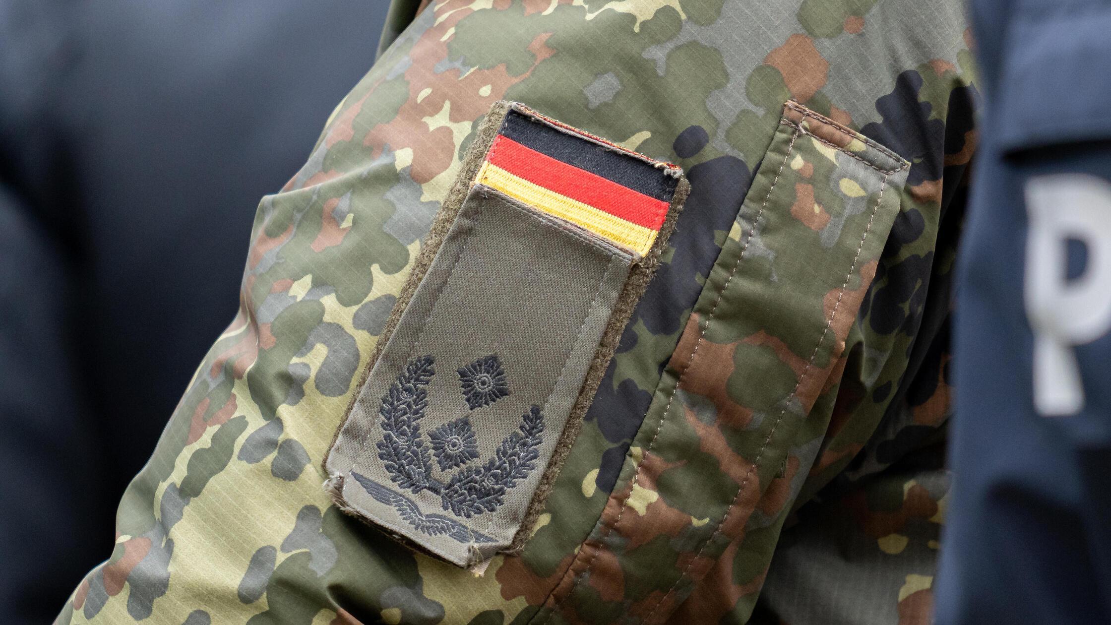 Detail eines Bundeswehrsoldaten mit Flecktarn, Ran