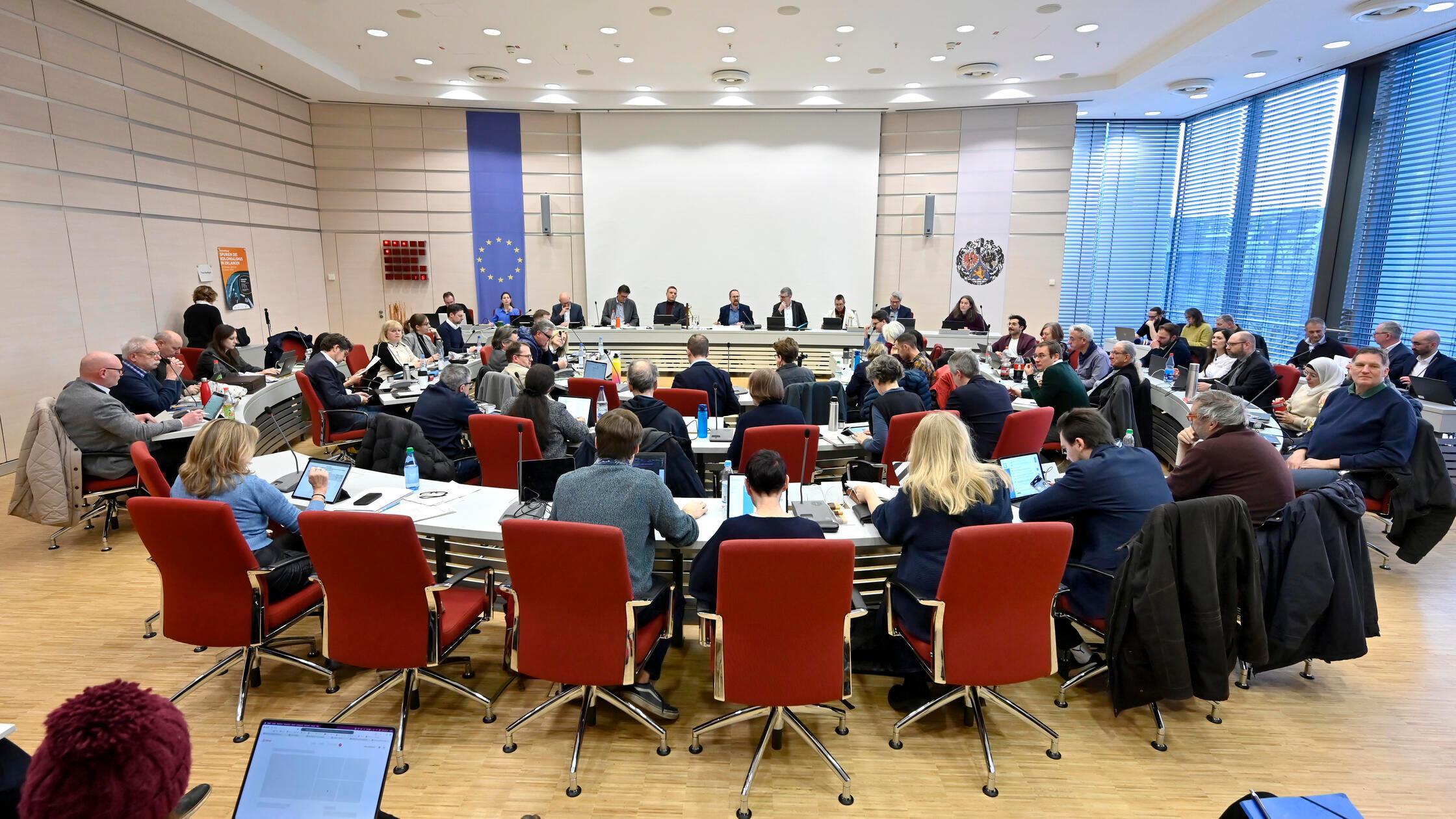 Erlangen:  Sitzung des Erlanger Stadtrats zum Haus