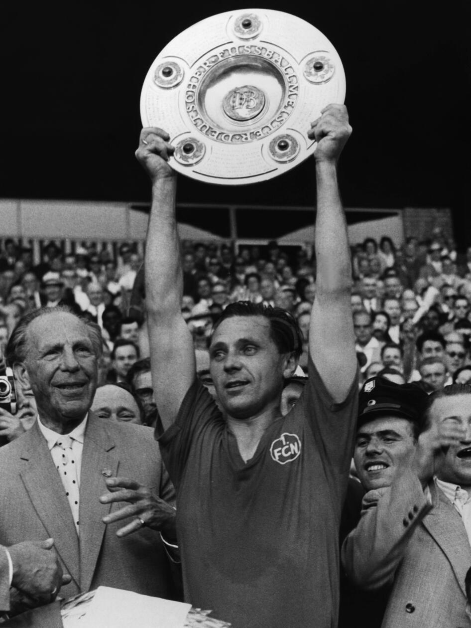 In einer Liste der wichtigsten Nationalspieler mit fränkischem Bezug darf er niemals fehlen: Max Morlock. Nürnbergs Vereinslegende zählte zu den Helden von Bern, leitete mit einem Anschlusstreffer die Aufholjagd gegen Ungarn selbst ein und bezeichnet es als „mein liebstes und wichtigstes Tor“ unter den 21 Treffern, die er in 26 Länderspielen verbuchte. Trotz allem war es nicht nur das Tor oder die Erfolge, die ihn auszeichneten, sondern auch und vor allem, wie ehemalige Wegbegleiter über den gebürtigen Nürnberger sprachen. „Max Morlock war der größte Kämpfer, den ich kannte“, adelte etwa Fritz Walter, Heini Müller bezeichnete den langjährigen Club-Kapitän als „feinen Kerl“.