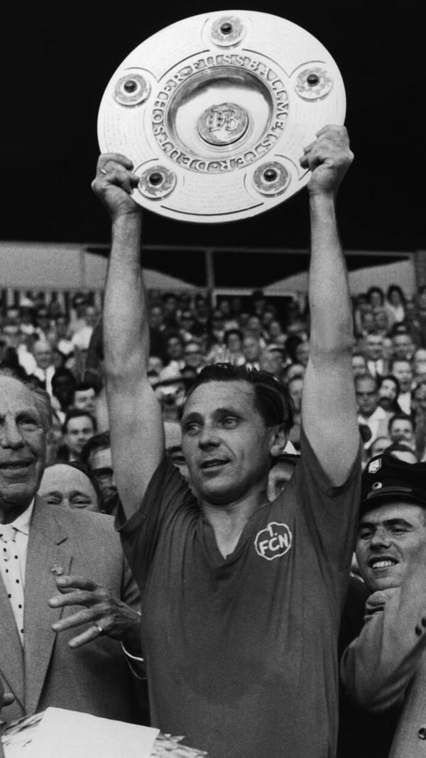 In einer Liste der wichtigsten Nationalspieler mit fränkischem Bezug darf er niemals fehlen: Max Morlock. Nürnbergs Vereinslegende zählte zu den Helden von Bern, leitete mit einem Anschlusstreffer die Aufholjagd gegen Ungarn selbst ein und bezeichnet es als „mein liebstes und wichtigstes Tor“ unter den 21 Treffern, die er in 26 Länderspielen verbuchte. Trotz allem war es nicht nur das Tor oder die Erfolge, die ihn auszeichneten, sondern auch und vor allem, wie ehemalige Wegbegleiter über den gebürtigen Nürnberger sprachen. „Max Morlock war der größte Kämpfer, den ich kannte“, adelte etwa Fritz Walter, Heini Müller bezeichnete den langjährigen Club-Kapitän als „feinen Kerl“.