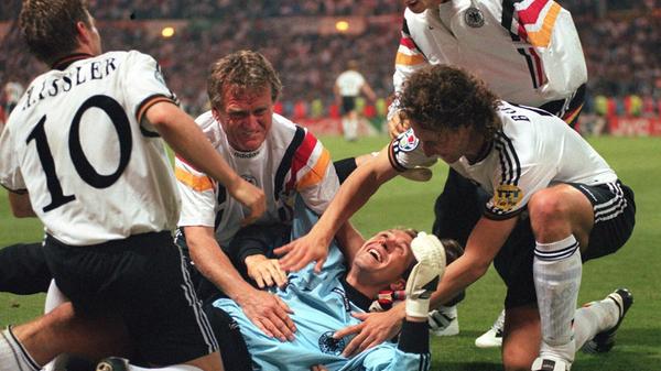 Ähnliches gilt für Andreas Köpke: Der gebürtige Kieler glänzte als Torhüter des 1. FC Nürnberg nicht nur zwischen den Pfosten, sondern gewann insbesondere als loyaler, edelmütiger und höflicher Mensch schnell die Herzen der Fans. Der Schlussmann nahm an zwei Europameisterschaften und drei Weltmeisterschaften teil und gewann beide Titel: Bei der WM 1990 bliebt Köpke zwar als dritter Keeper ohne Einsatz, als Stammtorhüter trug er dann aber maßgeblich zum Triumph in bei der EM 1996 bei – auch weil er im Verlauf des Turniers zwei Elfmeter hielt. Bis heute hat er im Hinblick auf die Gegentore pro Länderspiel eine der besten Quoten aller deutschen Nationalkeeper.