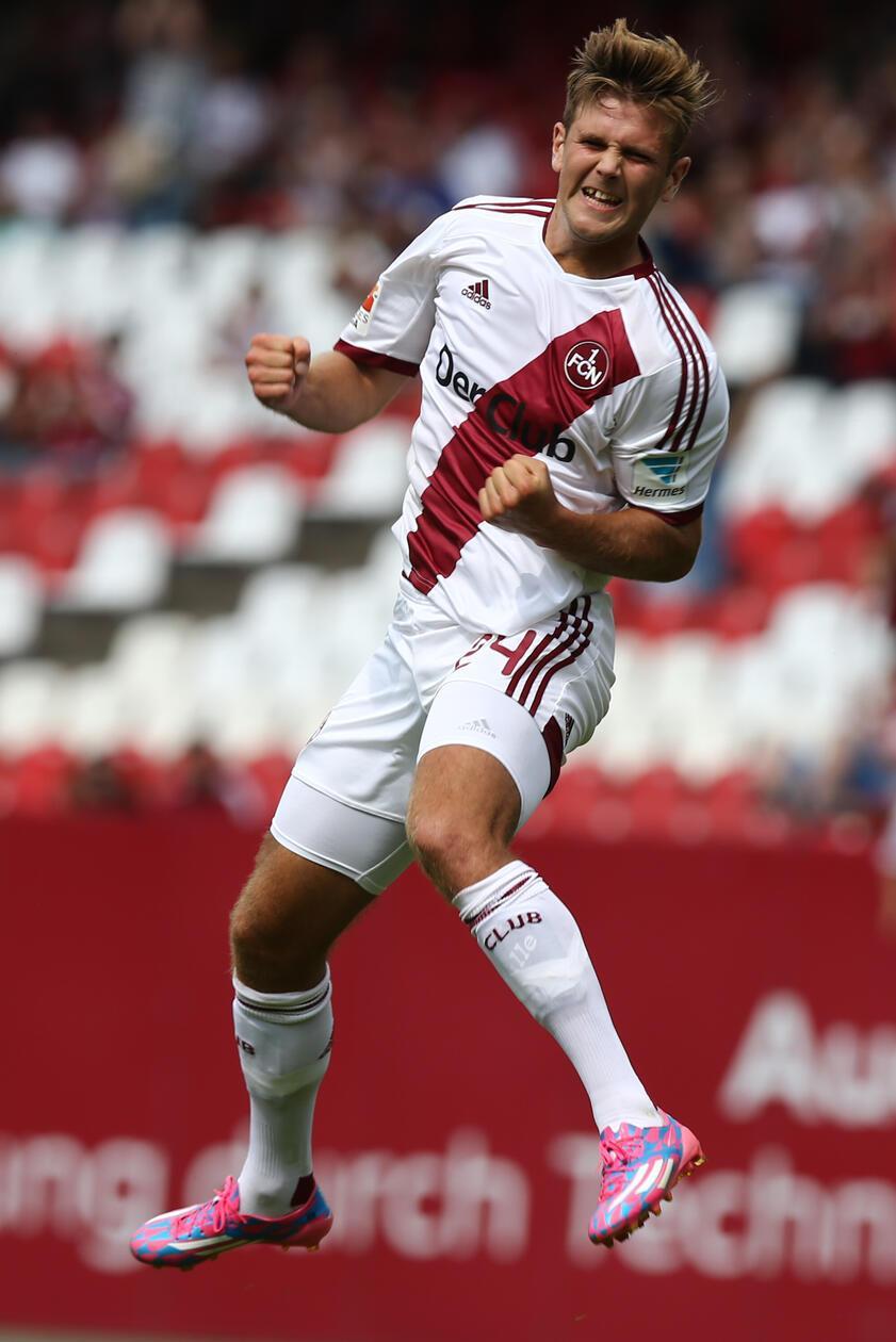 In der Checkliste „Fränkische Wurzeln bei deutschen Nationalspielern“ erfüllt Niclas Füllkrug viele Kriterien: Zwar ist der kantige Mittelstürmer in Hannover geboren, spielte aber sowohl für den Club (29 Scorer in 49 Einsätzen) als auch für das Kleeblatt (7 Scorer in 24 Einsätzen). Seine vier Frankenderbys bestritt „Lücke“ aber allesamt im rot-schwarzen Trikot. Für die deutsche Nationalmannschaft debütierte der Spätzünder erst im Alter von 29 Jahren, bei der Weltmeisterschaft 2022 avancierte er zum Edeljoker mit drei direkten Torbeteiligungen in 66 Minuten Einsatzzeit. Auch bei der Europameisterschaft im eigenen Land kam der wuchtige Stoßstürmer überwiegend von der Bank.