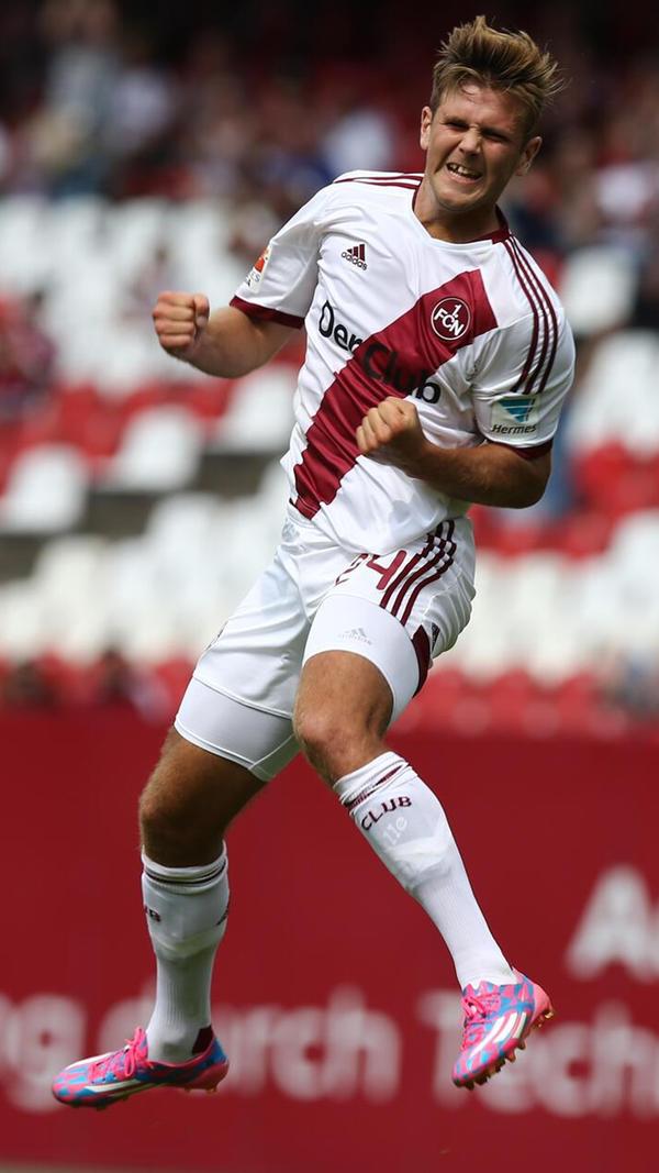 In der Checkliste „Fränkische Wurzeln bei deutschen Nationalspielern“ erfüllt Niclas Füllkrug viele Kriterien: Zwar ist der kantige Mittelstürmer in Hannover geboren, spielte aber sowohl für den Club (29 Scorer in 49 Einsätzen) als auch für das Kleeblatt (7 Scorer in 24 Einsätzen). Seine vier Frankenderbys bestritt „Lücke“ aber allesamt im rot-schwarzen Trikot. Für die deutsche Nationalmannschaft debütierte der Spätzünder erst im Alter von 29 Jahren, bei der Weltmeisterschaft 2022 avancierte er zum Edeljoker mit drei direkten Torbeteiligungen in 66 Minuten Einsatzzeit. Auch bei der Europameisterschaft im eigenen Land kam der wuchtige Stoßstürmer überwiegend von der Bank.