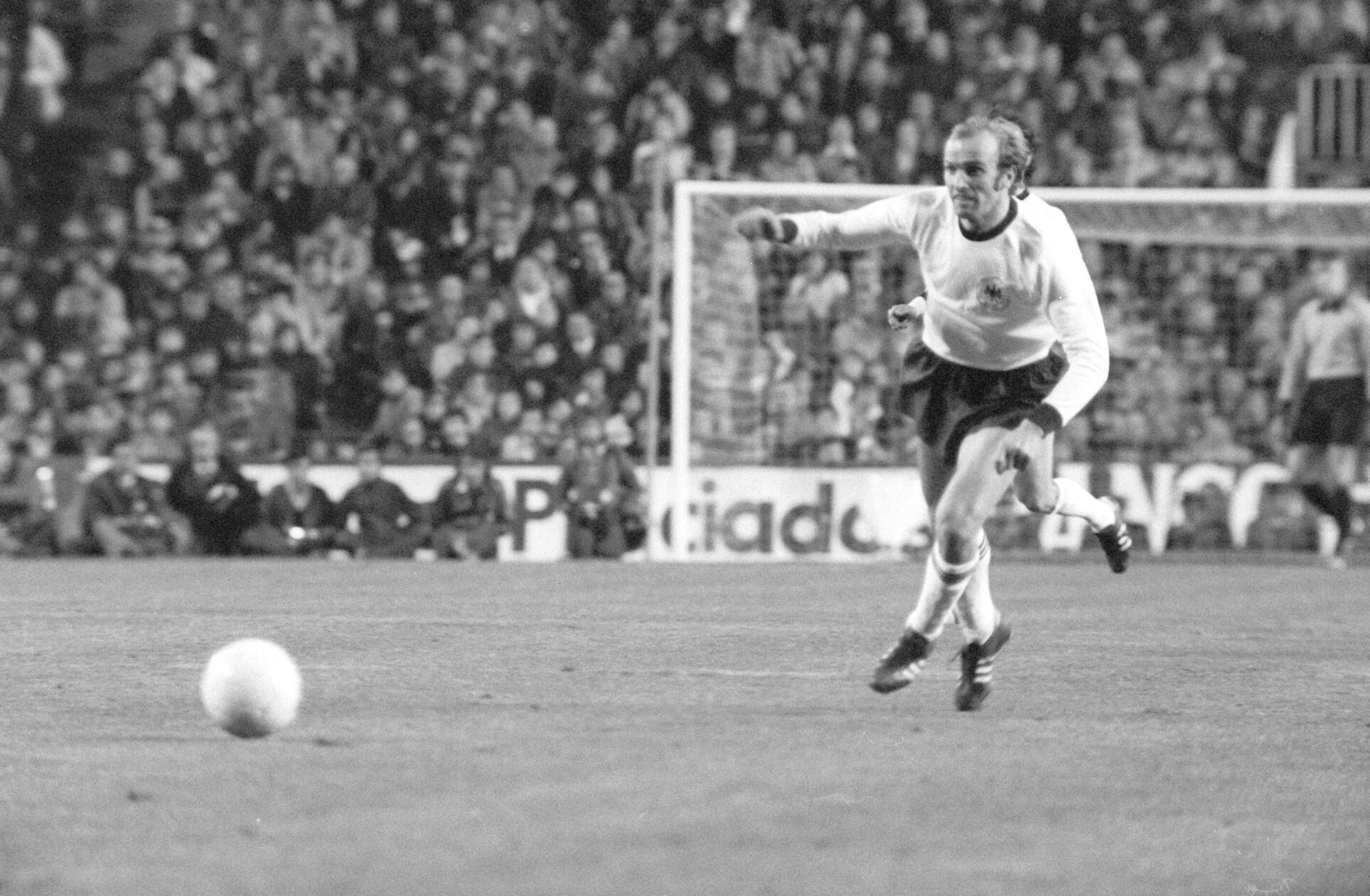 Mit Erich Beer gibt es einen weiteren deutschen Nationalspieler, der auf beiden Seiten der Stadtgrenze aktiv war. Der offensive Mittelfeldspieler, der mitunter auch im Sturm auflief, wurde in Neustadt bei Coburg geboren. Er spielte zu Beginn seiner Karriere eine halbe Saison für die Reserve der SpVgg Fürth, ehe er sich im Sommer 1968 dem Lokalrivalen anschloss, wo er allerdings auch nur ein Jahr verweilte. Sieben Jahre später debütierte „Ete“ unter Trainer Helmut Schön in der Nationalmannschaft, es folgten eine Teilnahme an der Europameisterschaft 1976 inklusive dem zweiten Platz sowie die Teilnahmen an der Weltmeisterschaft 1978. Auf Vereinsebene feierte Beer die größten Erfolge mit Hertha BSC.