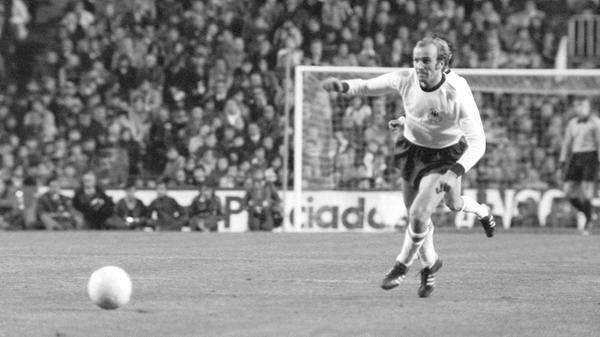 Mit Erich Beer gibt es einen weiteren deutschen Nationalspieler, der auf beiden Seiten der Stadtgrenze aktiv war. Der offensive Mittelfeldspieler, der mitunter auch im Sturm auflief, wurde in Neustadt bei Coburg geboren. Er spielte zu Beginn seiner Karriere eine halbe Saison für die Reserve der SpVgg Fürth, ehe er sich im Sommer 1968 dem Lokalrivalen anschloss, wo er allerdings auch nur ein Jahr verweilte. Sieben Jahre später debütierte „Ete“ unter Trainer Helmut Schön in der Nationalmannschaft, es folgten eine Teilnahme an der Europameisterschaft 1976 inklusive dem zweiten Platz sowie die Teilnahmen an der Weltmeisterschaft 1978. Auf Vereinsebene feierte Beer die größten Erfolge mit Hertha BSC.