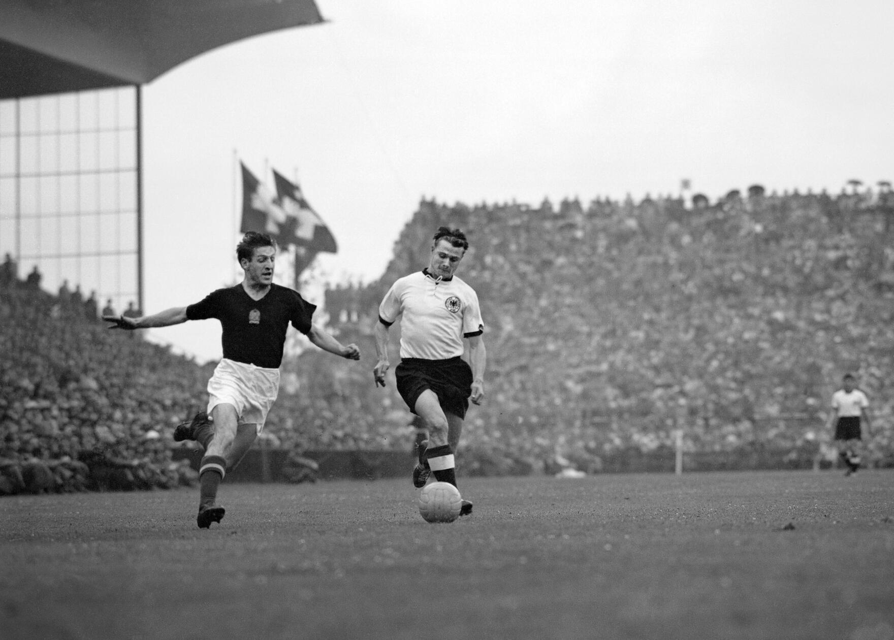 Im Finale der Weltmeisterschaft 1954 hat er „den Kocsis geschnupft“ – das soll Karl „Charly“ Mai gegenüber Trainer Sepp Herberger tatsächlich so gesagt haben. Der gebürtige Fürther stand als defensiver Mittelfeldspieler zwar weniger im Fokus als etwa Max Morlock oder Uwe Rahn, nahm aber mit Sandor Kocsis den ungarischen Torschützenkönig des Turniers komplett aus dem Spiel und leistete damit einen wichtigen Beitrag zum „Wunder von Bern“. Insgesamt absolvierte Mai 21 Spiele für die deutsche Nationalmannschaft.