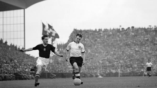 Im Finale der Weltmeisterschaft 1954 hat er „den Kocsis geschnupft“ – das soll Karl „Charly“ Mai gegenüber Trainer Sepp Herberger tatsächlich so gesagt haben. Der gebürtige Fürther stand als defensiver Mittelfeldspieler zwar weniger im Fokus als etwa Max Morlock oder Uwe Rahn, nahm aber mit Sandor Kocsis den ungarischen Torschützenkönig des Turniers komplett aus dem Spiel und leistete damit einen wichtigen Beitrag zum „Wunder von Bern“. Insgesamt absolvierte Mai 21 Spiele für die deutsche Nationalmannschaft.