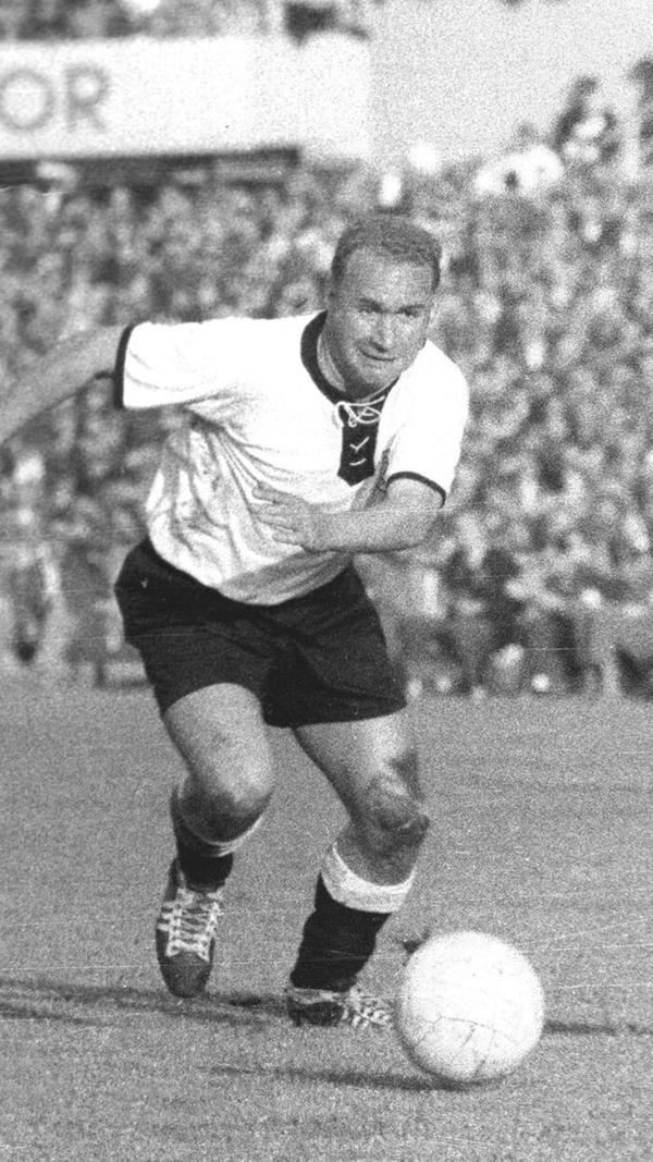 Zu den Helden von Bern zählt auch ein weiterer gebürtiger Fürther: Herbert Erhardt. Der Rechtsverteidiger nahm mit der deutschen Nationalmannschaft an den WM-Turnieren 1954, 1958 und 1962 teil, wurde Weltmeister und absolvierte 50 Länderspiele. Auf dem Platz brachte er seine Gegner durch seine rustikale Spielweise als Mittelläufer oder Stopper zum Verzweifeln, abseits des grünen Rasens präsentierte er sich als nahbarer Fußballer. Nach seiner Karriere kickte er mit Jugendlichen oftmals im Freibad, was ihn den Spitznamen „Boadmassder“ einbrachte.