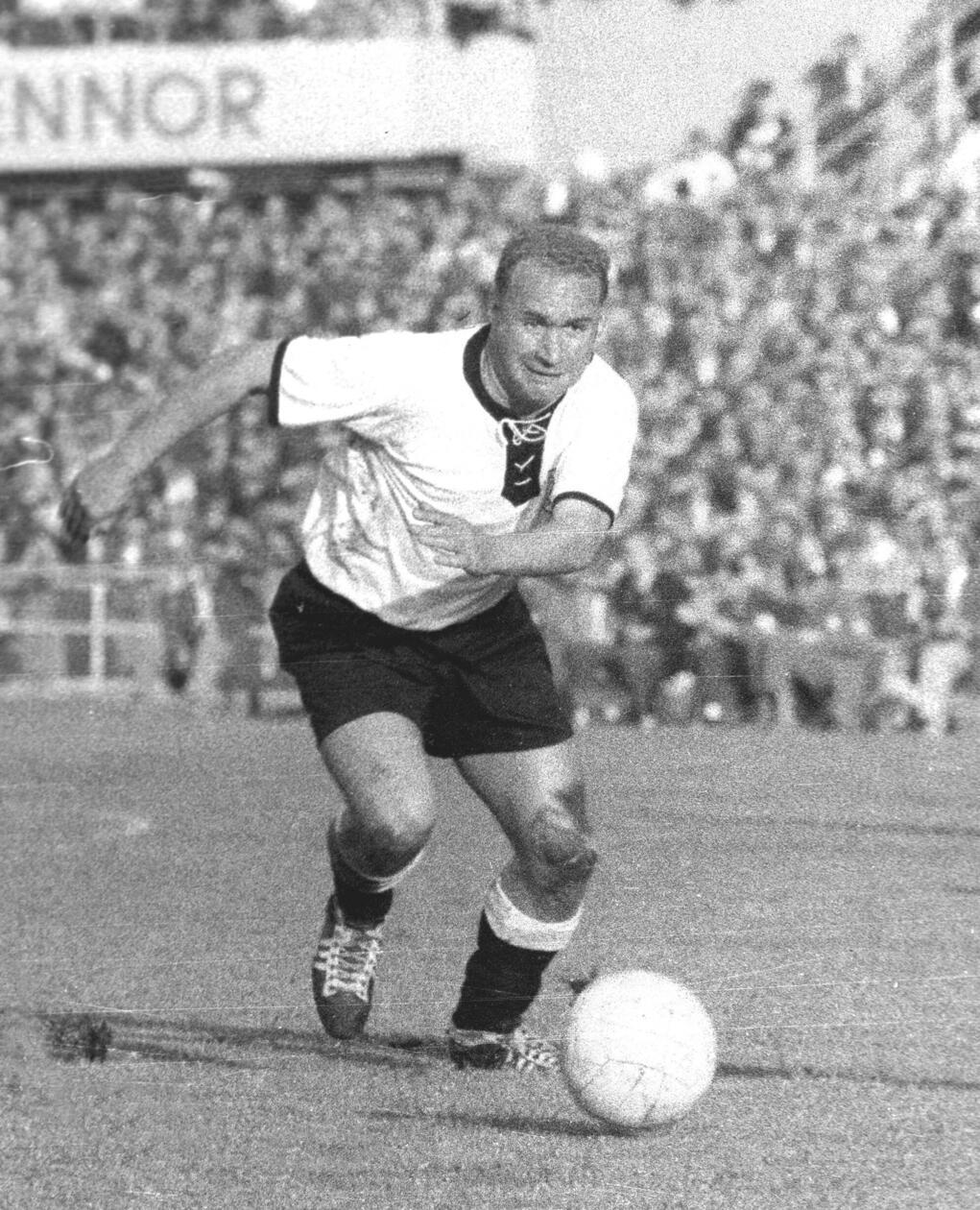 Zu den Helden von Bern zählt auch ein weiterer gebürtiger Fürther: Herbert Erhardt. Der Rechtsverteidiger nahm mit der deutschen Nationalmannschaft an den WM-Turnieren 1954, 1958 und 1962 teil, wurde Weltmeister und absolvierte 50 Länderspiele. Auf dem Platz brachte er seine Gegner durch seine rustikale Spielweise als Mittelläufer oder Stopper zum Verzweifeln, abseits des grünen Rasens präsentierte er sich als nahbarer Fußballer. Nach seiner Karriere kickte er mit Jugendlichen oftmals im Freibad, was ihn den Spitznamen „Boadmassder“ einbrachte.