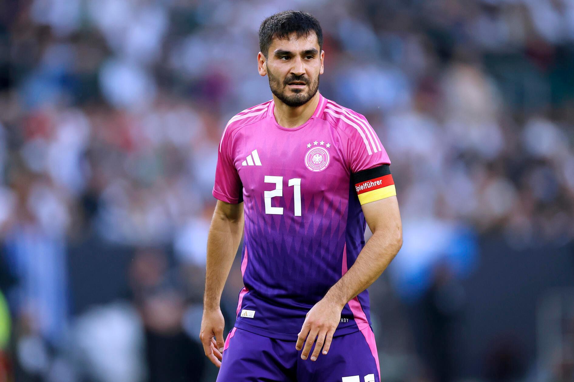 Fußballer des Jahres, Deutscher Meister, Champions-League-Sieger, fünffacher englischer Meister, noch einige weitere Titel – und sein Stern ging in Nürnberg auf: Ilkay Gündogan wechselte als Nachwuchsspieler des VfL Bochum zum Club und entwickelte sich dort binnen kürzester Zeit zum Stammspieler. Gut zwei Jahre nach seinem Profidebüt kam der damals 20-Jährige unter Jogi Löw zu seinem ersten Einsatz mit dem Adler auf der Brust. Mit der deutschen Nationalmannschaft nahm er an fünf großen Turnieren teil und führte die DFB-Elf zwischenzeitlich als Kapitän aufs Feld.
