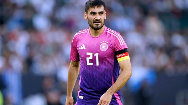 Fußballer des Jahres, Deutscher Meister, Champions-League-Sieger, fünffacher englischer Meister, noch einige weitere Titel – und sein Stern ging in Nürnberg auf: Ilkay Gündogan wechselte als Nachwuchsspieler des VfL Bochum zum Club und entwickelte sich dort binnen kürzester Zeit zum Stammspieler. Gut zwei Jahre nach seinem Profidebüt kam der damals 20-Jährige unter Jogi Löw zu seinem ersten Einsatz mit dem Adler auf der Brust. Mit der deutschen Nationalmannschaft nahm er an fünf großen Turnieren teil und führte die DFB-Elf zwischenzeitlich als Kapitän aufs Feld.