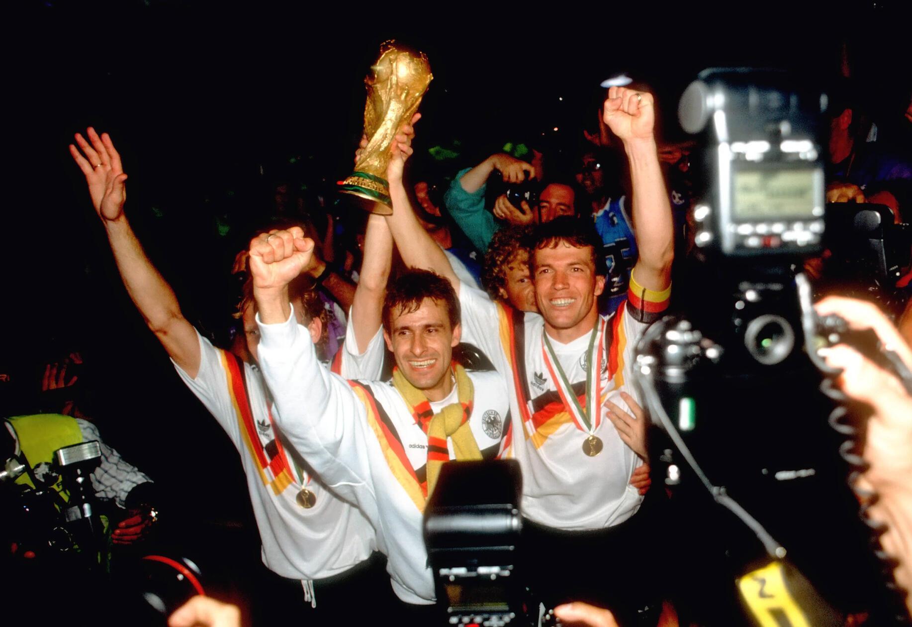 Obwohl der fränkische Fußball stark mit Nürnberg, Fürth und ihren traditionsreichen Aushängeschildern verbunden wird, sollte man die Region keineswegs allein auf den Club und das Kleeblatt beschränken. Ein prägnantes Gegenbeispiel liefert Frankens wohl bekanntester Fußballer: Der aus Herzogenaurach stammende Lothar Matthäus spielte nie für einen der großen fränkischen Spitzenvereine. Die Liste seiner Erfolge ist lang und reicht von individuellen Titeln wie dem Weltfußballer oder dem Ballon D’Or über je einen EM- und WM-Titel (1980 und 1990) bis hin zu 17 Titeln mit dem FC Bayern und Inter Mailand. Im DFB-Dress absolvierte „Loddar“ 150 Länderspiele.