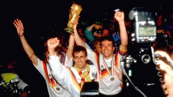 Obwohl der fränkische Fußball stark mit Nürnberg, Fürth und ihren traditionsreichen Aushängeschildern verbunden wird, sollte man die Region keineswegs allein auf den Club und das Kleeblatt beschränken. Ein prägnantes Gegenbeispiel liefert Frankens wohl bekanntester Fußballer: Der aus Herzogenaurach stammende Lothar Matthäus spielte nie für einen der großen fränkischen Spitzenvereine. Die Liste seiner Erfolge ist lang und reicht von individuellen Titeln wie dem Weltfußballer oder dem Ballon D’Or über je einen EM- und WM-Titel (1980 und 1990) bis hin zu 17 Titeln mit dem FC Bayern und Inter Mailand. Im DFB-Dress absolvierte „Loddar“ 150 Länderspiele.