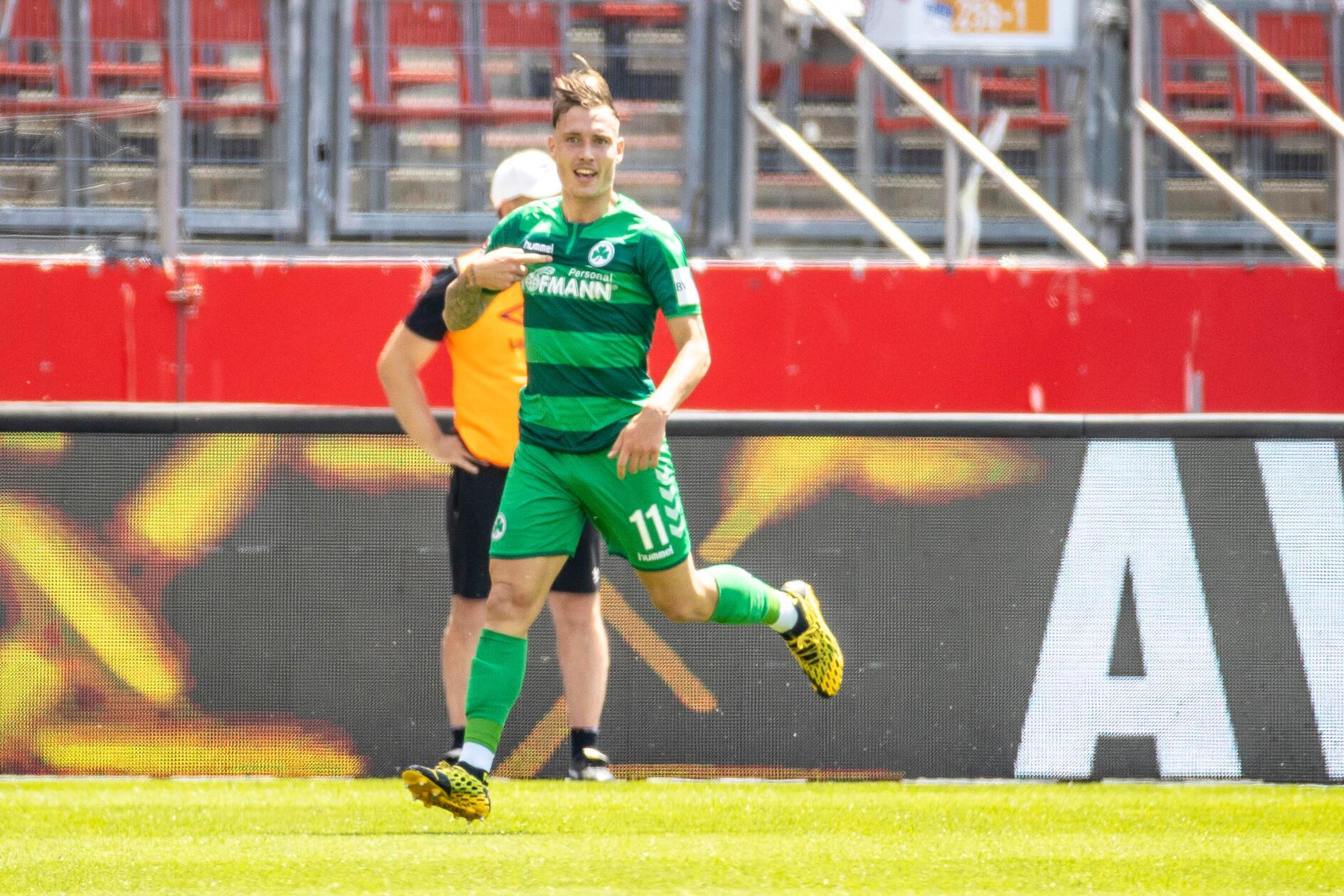 Der gebürtige Nürnberger David Raum zählt seit Jahren zu den konstantesten Linksverteidigern der Bundesliga und führt inzwischen RB Leipzig als Kapitän aufs Feld. Ausgebildet wurde der einstige Derbyheld beim Tuspo Nürnberg und der SpVgg Greuther Fürth, wo er auch seine ersten Schritte im Profifußball ging. Bei der Europameisterschaft 2020 und der Weltmeisterschaft 2022 kam der Linksfuß bereits regelmäßig zu Spielzeit.