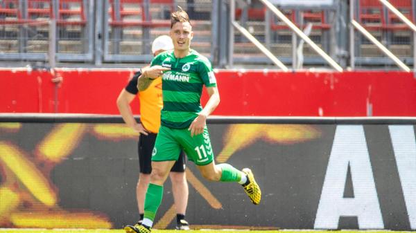 Der gebürtige Nürnberger David Raum zählt seit Jahren zu den konstantesten Linksverteidigern der Bundesliga und führt inzwischen RB Leipzig als Kapitän aufs Feld. Ausgebildet wurde der einstige Derbyheld beim Tuspo Nürnberg und der SpVgg Greuther Fürth, wo er auch seine ersten Schritte im Profifußball ging. Bei der Europameisterschaft 2020 und der Weltmeisterschaft 2022 kam der Linksfuß bereits regelmäßig zu Spielzeit.