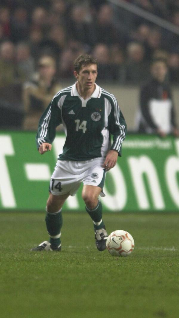 Genau wie Plattenhardt ging auch Frank Baumann seine ersten Schritte im Profifußball beim Club, ging aber als Legende bei anderen Vereinen in die Annalen ein – in seinem Fall beim SV Werder Bremen, wo er Spielführer wurde, zwei Pokalsiege und die deutsche Meisterschaft bejubeln durfte. Zuvor stieg der gebürtige Würzburger mit dem Club in die Bundesliga auf. Der Defensivallrounder durfte in seiner Karriere 28 Mal das Trikot der deutschen Nationalmannschaft tragen und darf sich als Vize-Weltmeister von 2002 ausgeben.