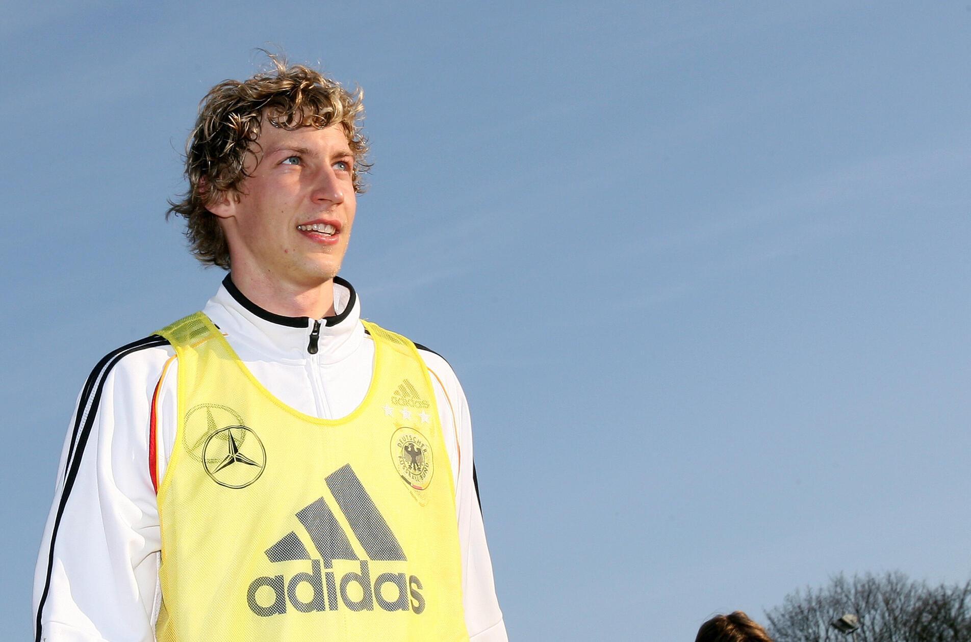 Eine ähnliche Vita kann Stefan Kießling vorweisen: Der Instinktstürmer wurde ebenfalls in Franken, nämlich in Lichtenfels, geboren und schaffte bei einem fränkischen Vorzeigeverein, nämlich dem Club, den Sprung in den Profifußball. Den Großteil seiner Karriere verbrachte Kießling dann aber bei Bayer 04 Leverkusen, wo er nicht nur zur Vereinslegende avancierte, sondern auch zum Nationalspieler reifte. Im Jahr 2010 zählte er zum deutschen WM-Kader, kam aber in Südafrika nur zu zwei Kurzeinsätzen. Ein Treffer in einem Pflichtspiel der Nationalmannschaft blieb ihm verwehrt.