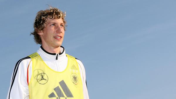 Eine ähnliche Vita kann Stefan Kießling vorweisen: Der Instinktstürmer wurde ebenfalls in Franken, nämlich in Lichtenfels, geboren und schaffte bei einem fränkischen Vorzeigeverein, nämlich dem Club, den Sprung in den Profifußball. Den Großteil seiner Karriere verbrachte Kießling dann aber bei Bayer 04 Leverkusen, wo er nicht nur zur Vereinslegende avancierte, sondern auch zum Nationalspieler reifte. Im Jahr 2010 zählte er zum deutschen WM-Kader, kam aber in Südafrika nur zu zwei Kurzeinsätzen. Ein Treffer in einem Pflichtspiel der Nationalmannschaft blieb ihm verwehrt.