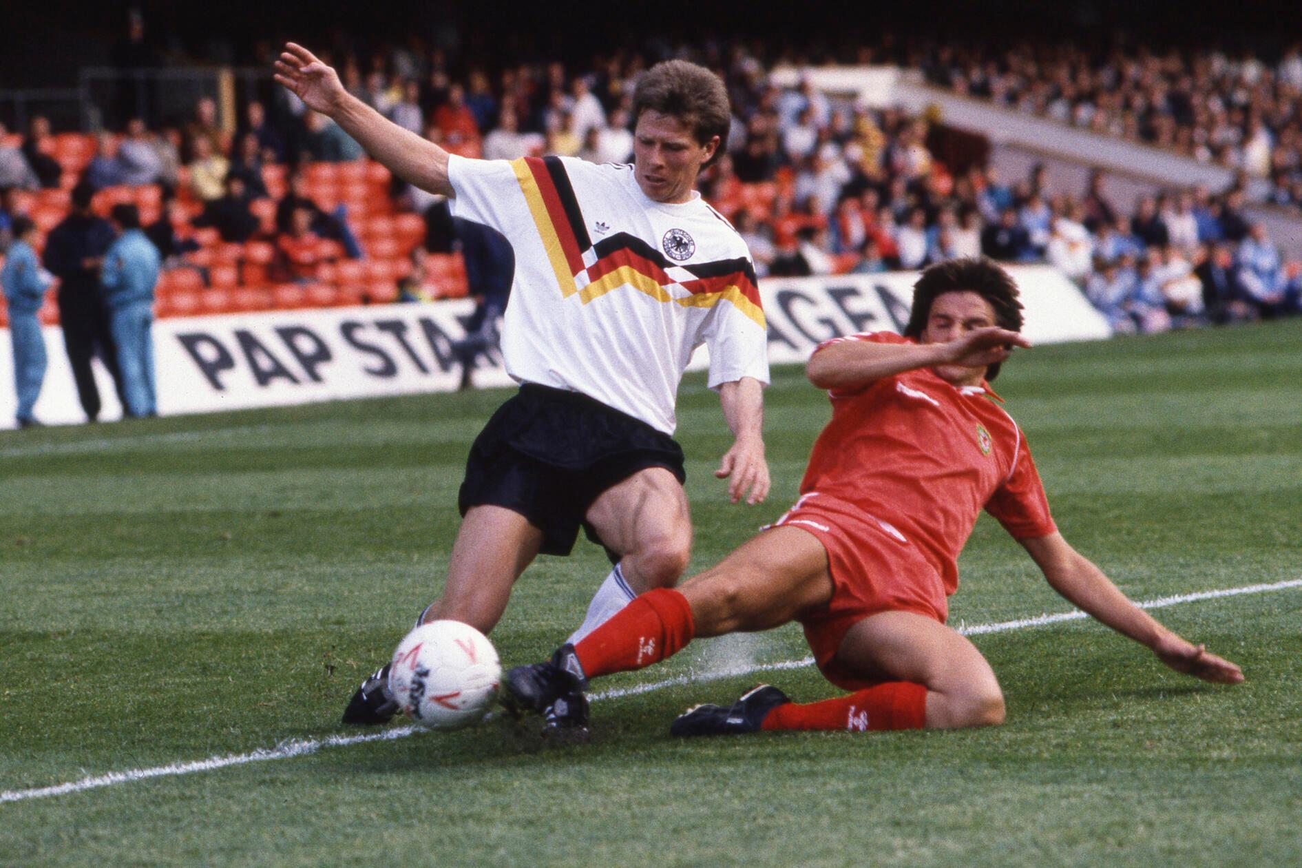 69 Länderspiele, vier Teilnahmen an großen Turnieren sowie der Weltmeister-Titel 1990 und der Europameister-Titel 1996: Stefan Reuter kann auf eine beeindruckende Bilanz seiner Nationalmannschaftskarriere blicken. Der gebürtige Dinkelsbühler gewann – auch auf Vereinsebene mit dem FC Bayern und Borussia Dortmund – nahezu alle relevanten Pokale, und auch die Zweitliga-Meisterschaft mit dem Club in der Saison 1984/85 darf hier nicht unterschlagen werden.