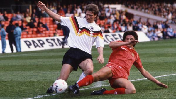 69 Länderspiele, vier Teilnahmen an großen Turnieren sowie der Weltmeister-Titel 1990 und der Europameister-Titel 1996: Stefan Reuter kann auf eine beeindruckende Bilanz seiner Nationalmannschaftskarriere blicken. Der gebürtige Dinkelsbühler gewann – auch auf Vereinsebene mit dem FC Bayern und Borussia Dortmund – nahezu alle relevanten Pokale, und auch die Zweitliga-Meisterschaft mit dem Club in der Saison 1984/85 darf hier nicht unterschlagen werden.