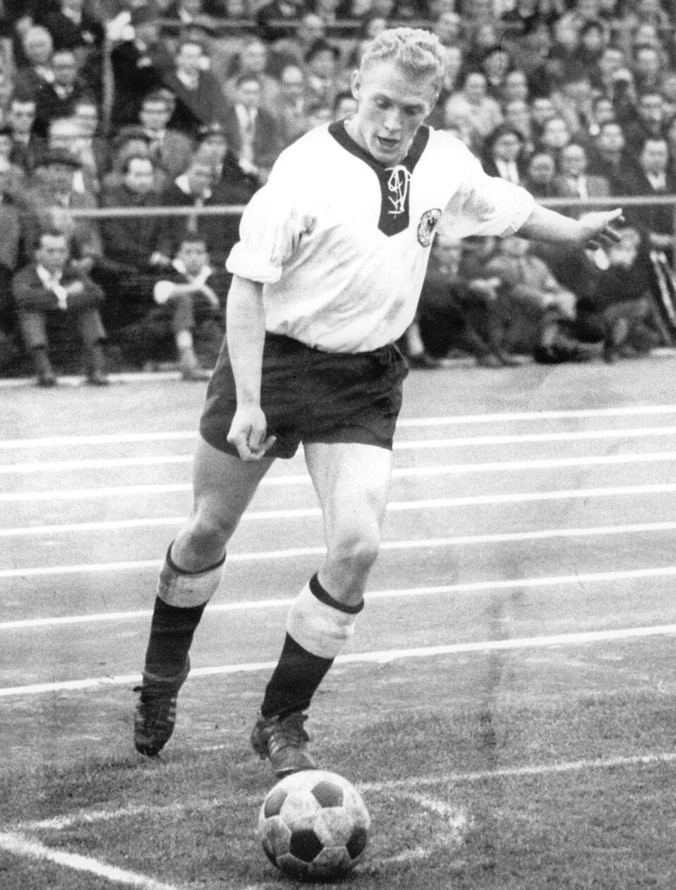 Wer A sagt, muss auch B sagen: Nach Rekordtorschütze Max Morlock schaffte es auch der zweiterfolgreichste Nürnberger Torjäger in die Nationalmannschaft. Heinz Strehl, der 187 Tore im Trikot des 1. FC Nürnberg bejubeln durfte, kam ebenfalls für die deutsche Nationalmannschaft zum Einsatz – allerdings debütierte er erst 1962, ebenfalls unter Sepp Herberger. Mittelstürmer Strehl bekam sogar einen Kaderplatz für die Weltmeisterschaft 1962 in Chile, wurde aber nicht eingesetzt.