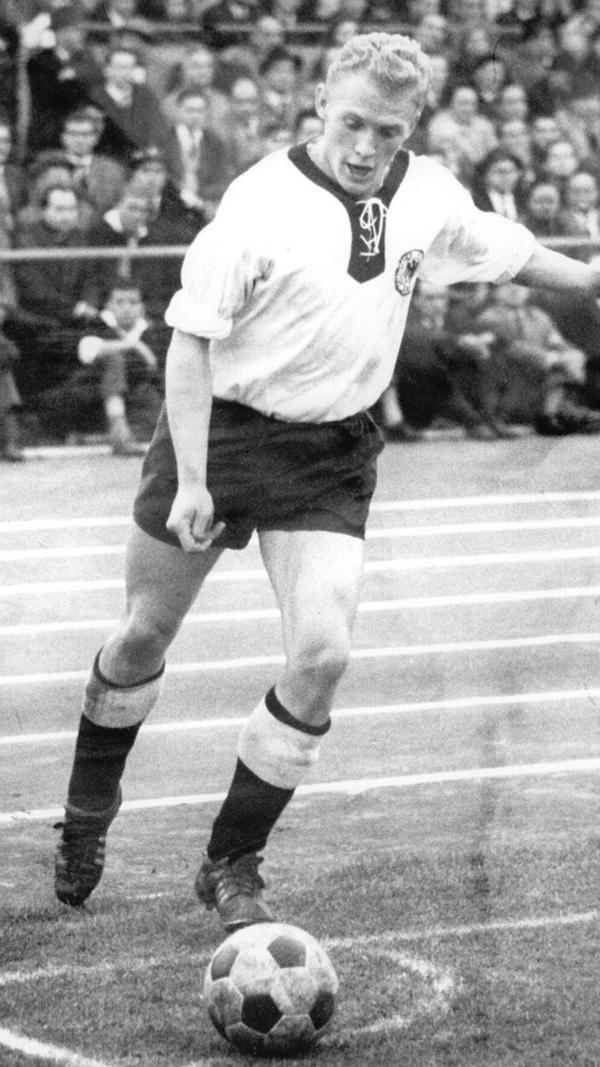 Wer A sagt, muss auch B sagen: Nach Rekordtorschütze Max Morlock schaffte es auch der zweiterfolgreichste Nürnberger Torjäger in die Nationalmannschaft. Heinz Strehl, der 187 Tore im Trikot des 1. FC Nürnberg bejubeln durfte, kam ebenfalls für die deutsche Nationalmannschaft zum Einsatz – allerdings debütierte er erst 1962, ebenfalls unter Sepp Herberger. Mittelstürmer Strehl bekam sogar einen Kaderplatz für die Weltmeisterschaft 1962 in Chile, wurde aber nicht eingesetzt.