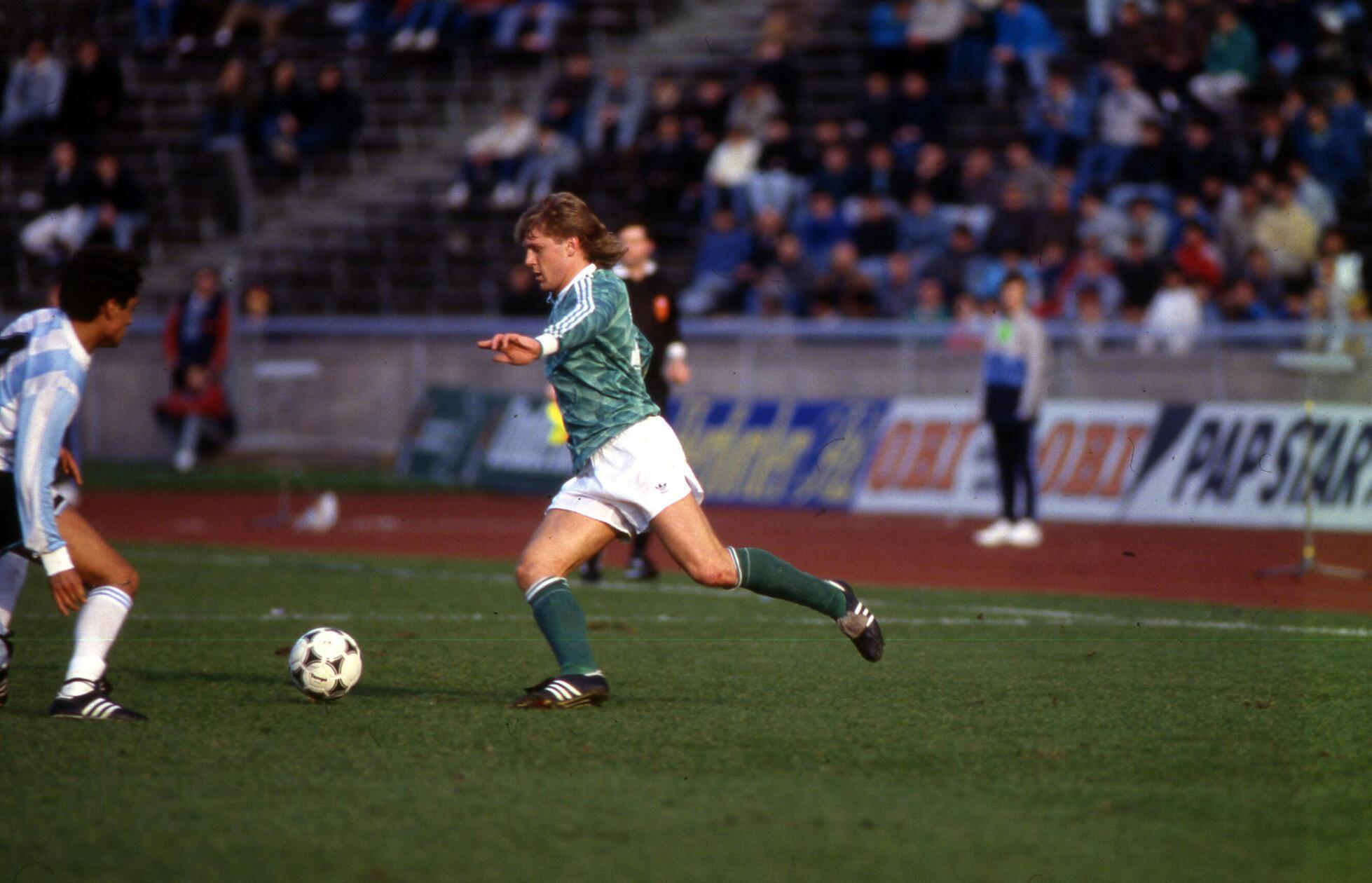 Wer A und B sagt, muss auch D sagen: Auch der viertbeste Nürnberger Torschütze durfte seine Torjäger-Qualitäten im DFB-Dress unter Beweis stellen, schaffte es aber nicht. Beim 1. FC Nürnberg verdeutlichten 103 Tore und Assists in 248 Einsätzen seinen Wert als offensive Lebensversicherung, in seinen sieben Länderspielen gelang Dieter Eckstein indes kein Treffer. „Eckes“ fuhr mit zur EM 1988, wurde aber beim 1:1-Auftaktremis gegen Italien nur spät und in den darauffolgenden Spielen gar nicht mehr eingewechselt.