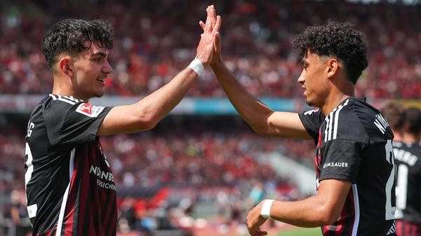 Bei der Weltmeisterschaft 2026 standen vier Spieler, die allesamt in Franken ausgebildet oder geboren wurden, im Kader der deutschen Nationalmannschaft: Ex-Nürnberger Nathaniel Brown machte Ex-Fürther David Raum Konkurrenz auf der Linksverteidiger-Position. Der gebürtige Amberger lernte das Fußballspielen beim SSV Jahn Regensburg, ehe er beim 1. FC Nürnberg zum Profi reifte. Inzwischen kickt der 22-Jährige für Eintracht Frankfurt - und trägt seit seiner Nominierung den Adler nicht mehr nur im Verein auf der Brust.