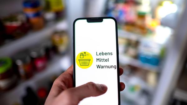 Die App «Lebensmittelwarnung» ist auf einem Smartp