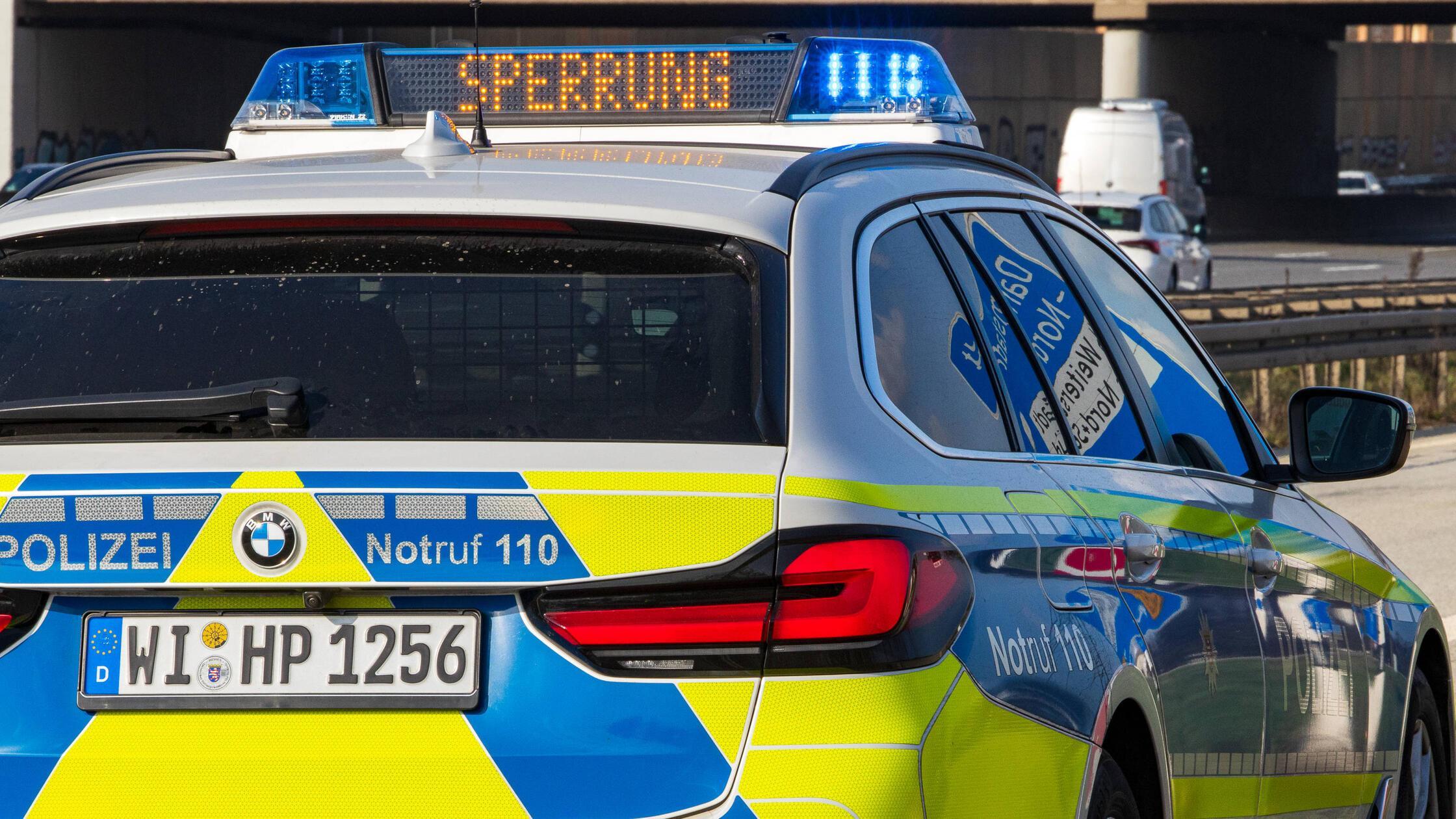 Schwerer Unfall auf Autobahn mit eingeklemmter Per