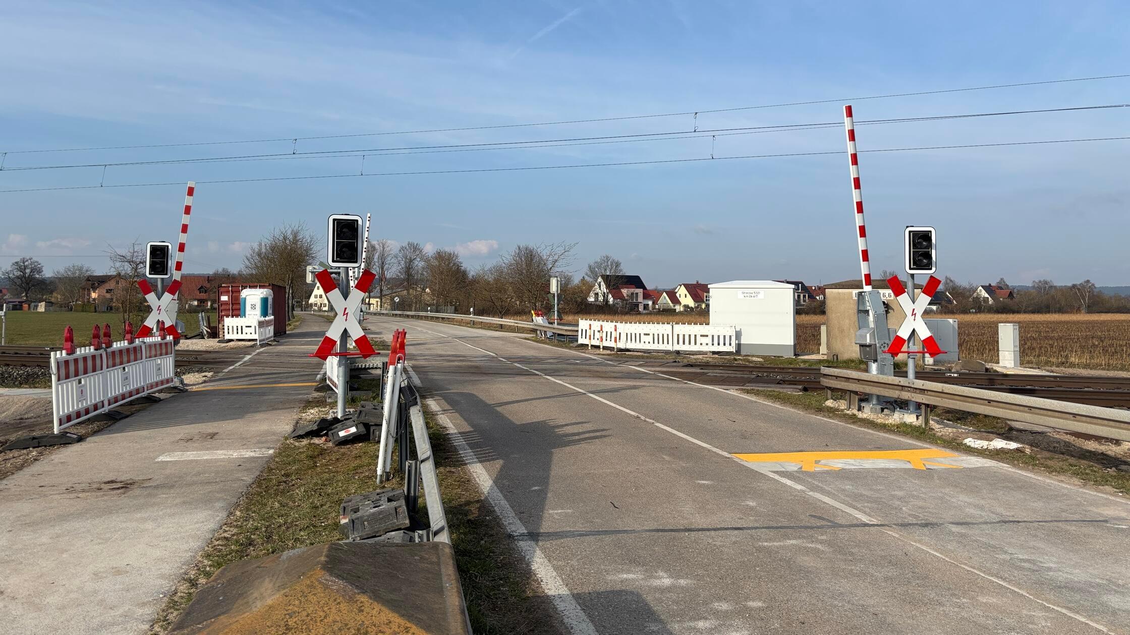 Offene Schranken - freie Fahrt: Der Bahnübergang b