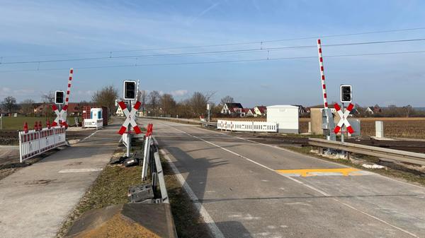 Offene Schranken - freie Fahrt: Der Bahnübergang b