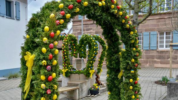 Eine Augenweide der Osterbrunnen in Leerstetten.