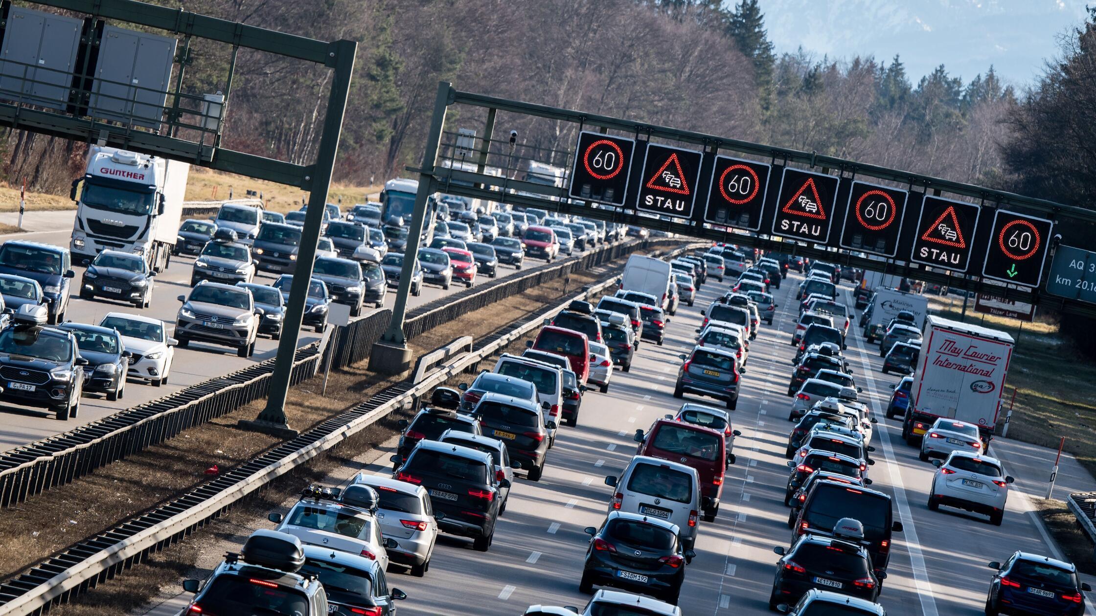 Dichter Verkehr schiebt sich über die Autobahn 8 i