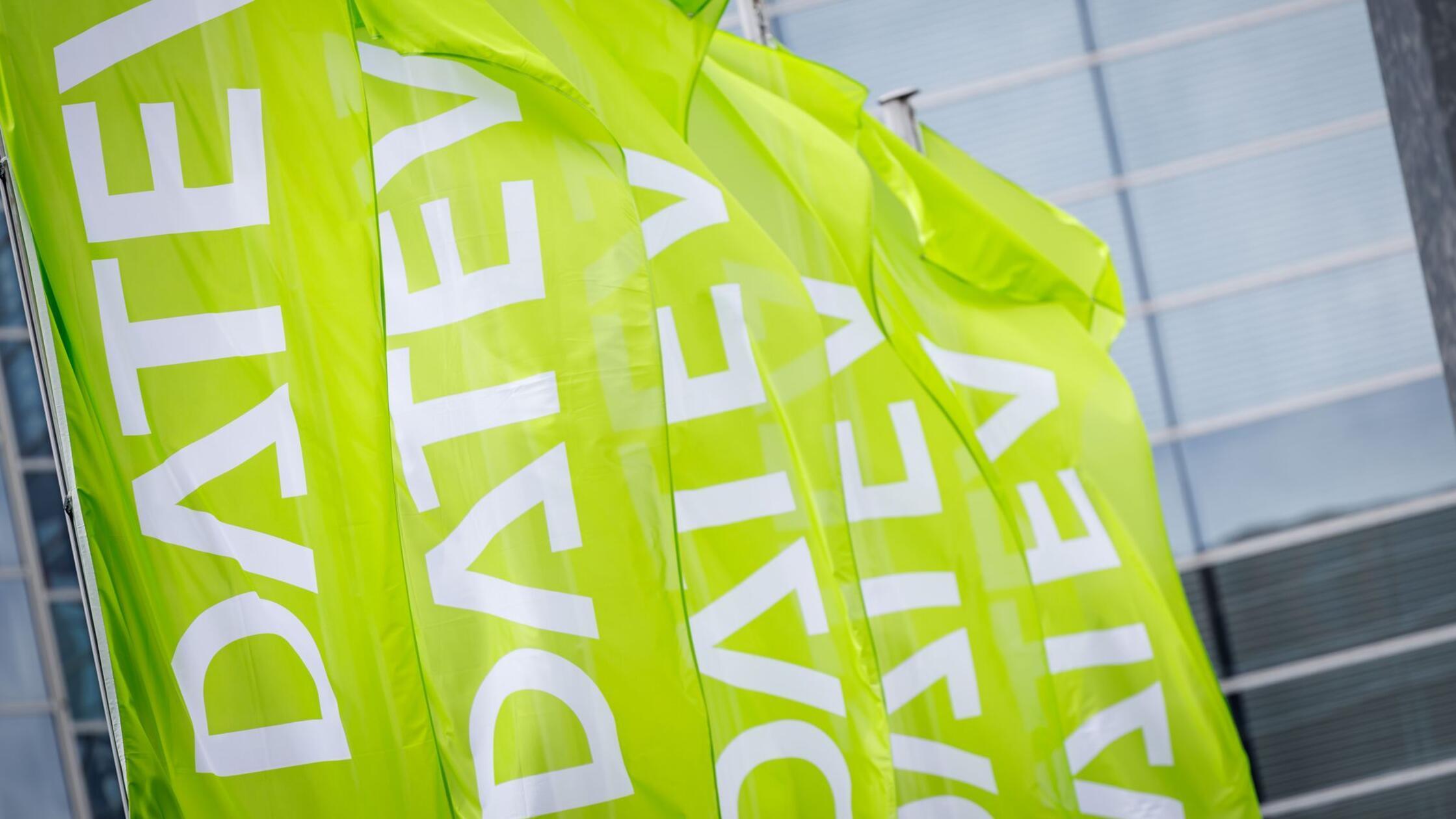 Fahnen mit dem Logo-Schriftzug des IT-Dienstleiste