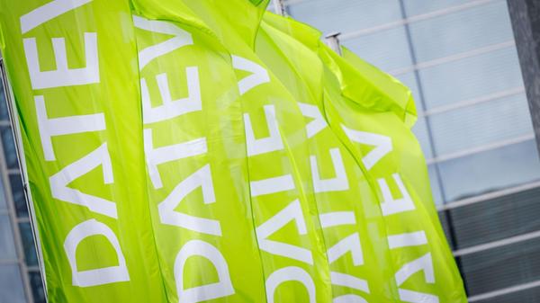 Fahnen mit dem Logo-Schriftzug des IT-Dienstleiste