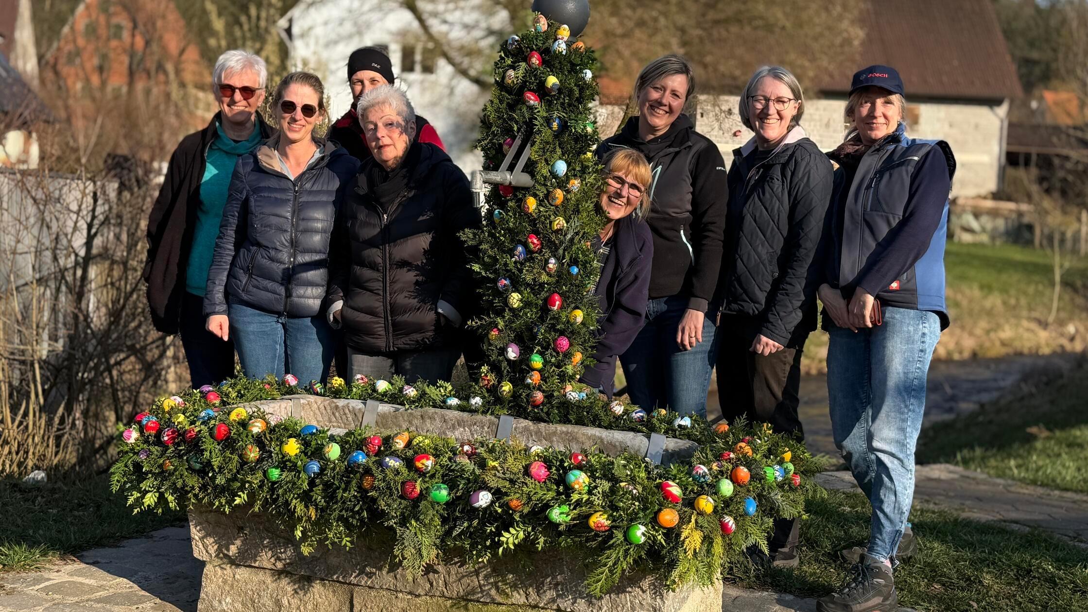 „Nächstes Jahr, selber Ort, selbe Zeit?“ - das kleine Team aus Frauen, das in Kühnhofen den Brunnen am Dorfplatz geschmückt hat, ist hoch motiviert, diese schöne Tradition lebendig zu erhalten. Für einen makellosen Zustand der durchgehend handbemalten Eier und Ersatz für die zu Bruch Gegangenen sorgt Gela Hübscher. Der Start in den Fuchsau-Rundweg ist nun noch attraktiver geworden.