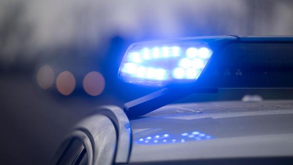 Ein Blaulicht blinkt während eines Fototermins mit