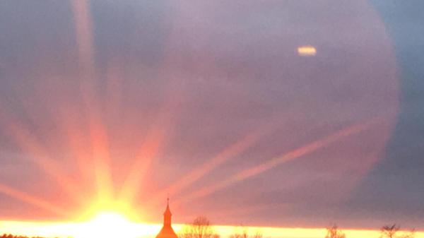 Glühender Sonnenuntergang - langsam versinkt die Sonne hinter der Skyline von Altenfelden.