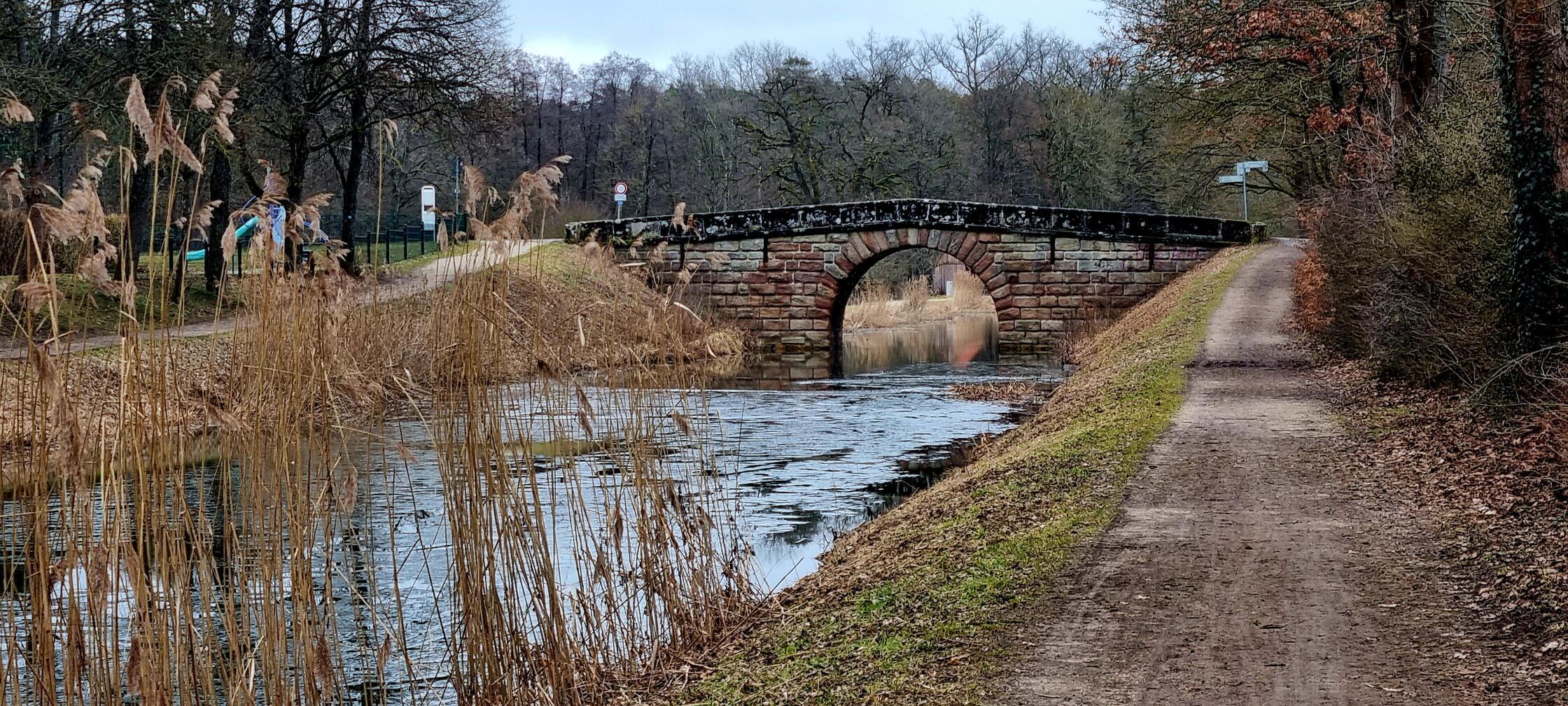 Der alte Kanal bei Röthenbach St.W., noch sind kleine Stellen Resteis zu sehen.