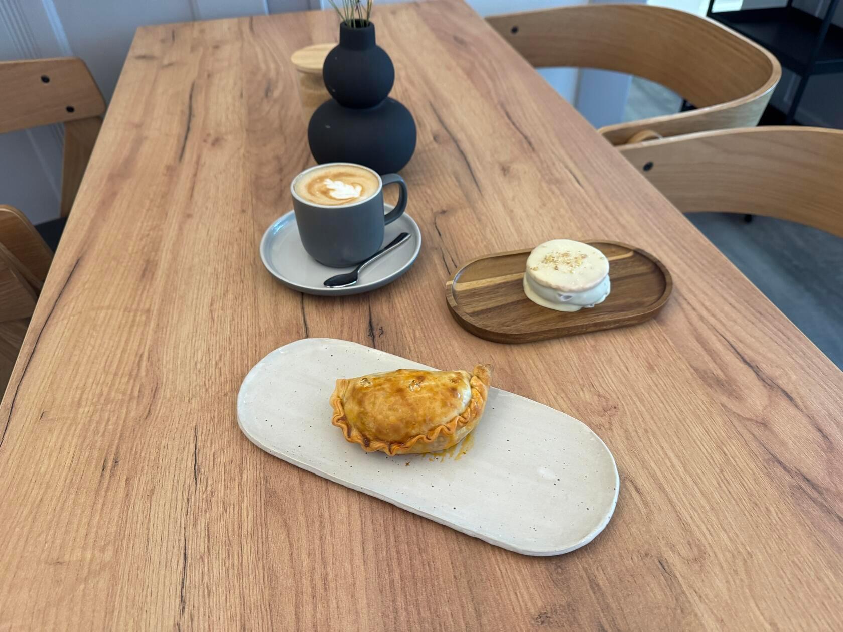 So groß, dass seine Spezialität, die Alfajores (zu sehen auf dem Holzbrett) oft in wenigen Stunden vergriffen sind.