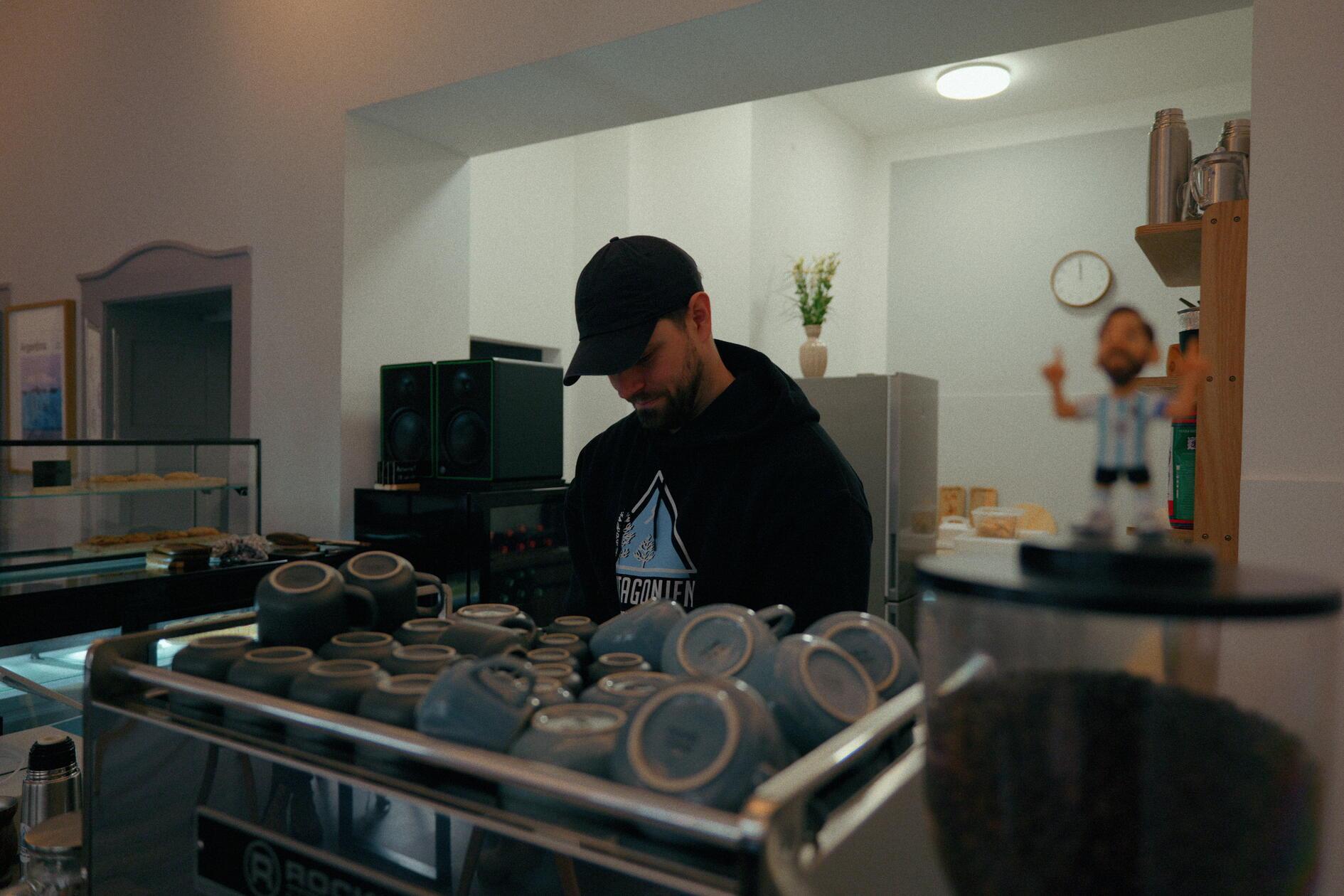 Der gebürtige Argentinier kam erst in Deutschland auf die Idee die in Argentinien berühmten Kekse selbst herzustellen, …