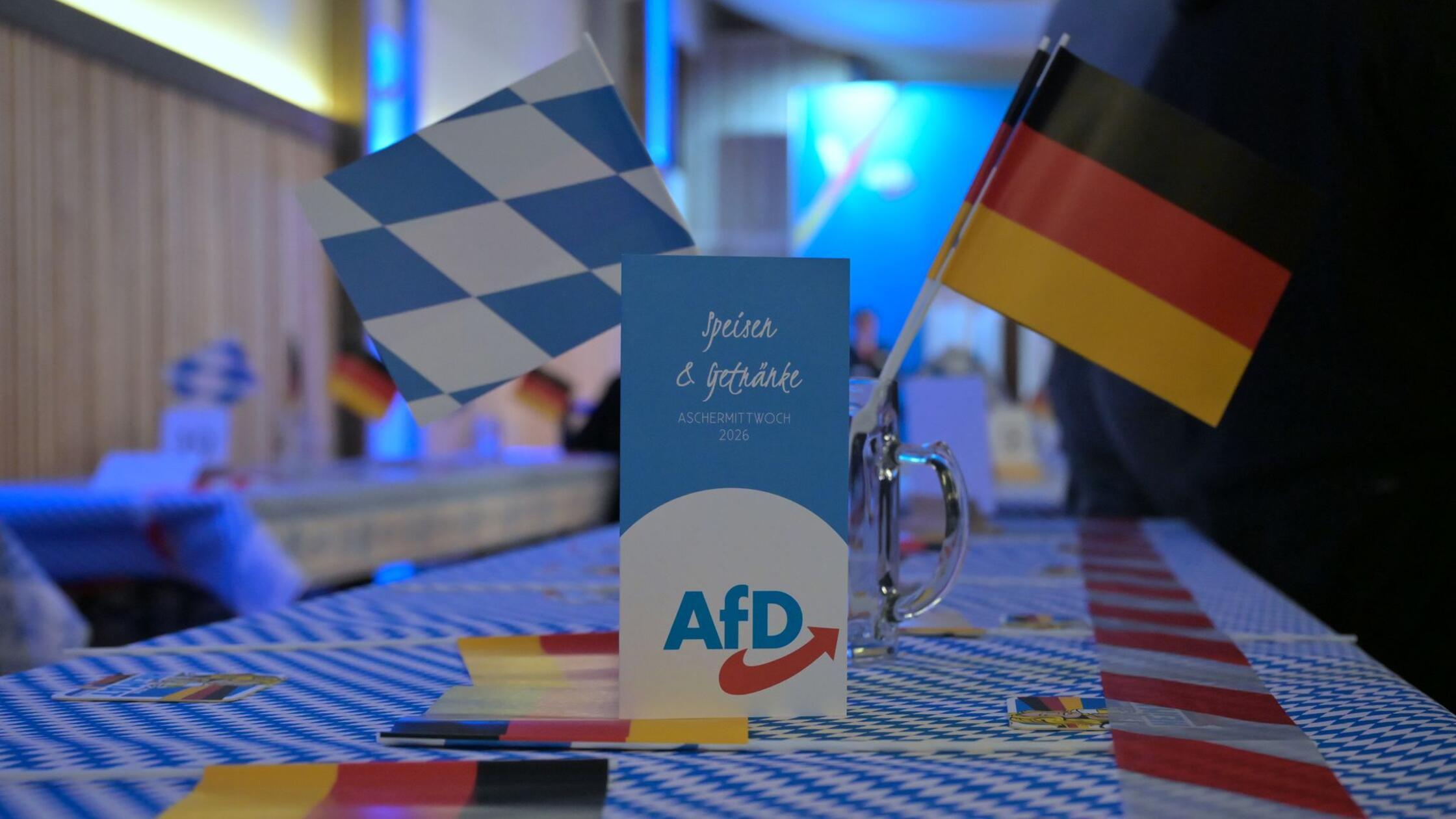 Fähnchen für Bayern und Deutschland stehen hinter 