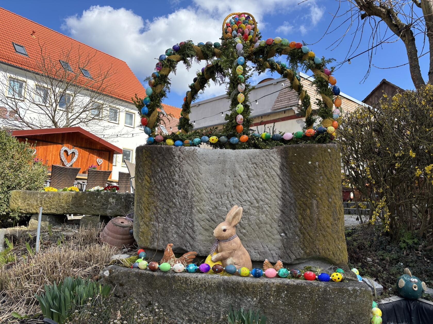 Der Osterbrunnen im Biergarten des Landhotel-Gasthof Stern an der Pezoldstraße in Gößweinstein.