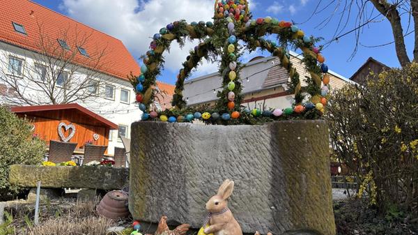 Der Osterbrunnen im Biergarten des Landhotel-Gasthof Stern an der Pezoldstraße in Gößweinstein.