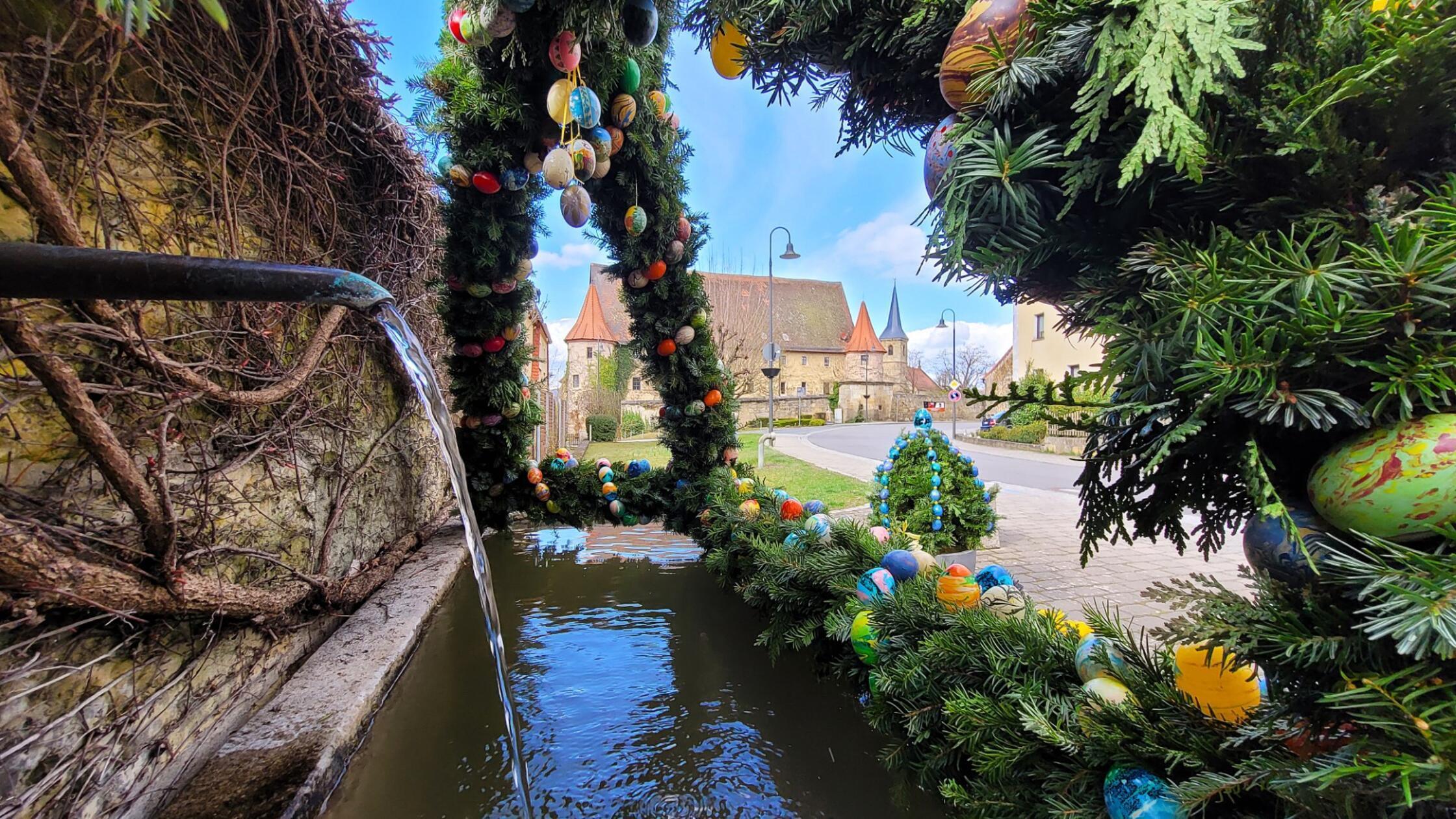 Am Schlossplatz in Wiesenthau präsentiert sich der Osterbrunnen auch 2026 als zentraler Blickfang. Unser Leser Thomas Kaul hat ihn eingefangen.