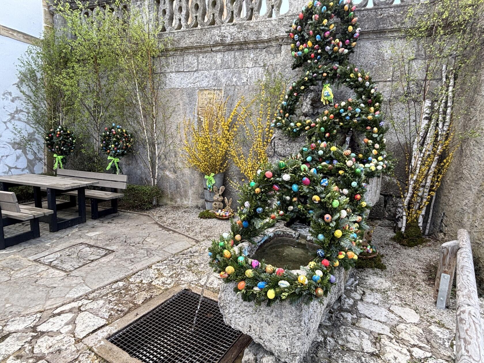 Der offizielle Osterbrunnen der Gemeinde Gößweinstein an der Ecke Balthasar-Neumann-Straße/Viktor-von-Scheffel-Straße neben der Basilika.